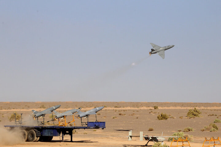 آسمان در تسخیر پهپادهای ارتش/ رزم تمام عیار پهپادی «آجا» در کویر