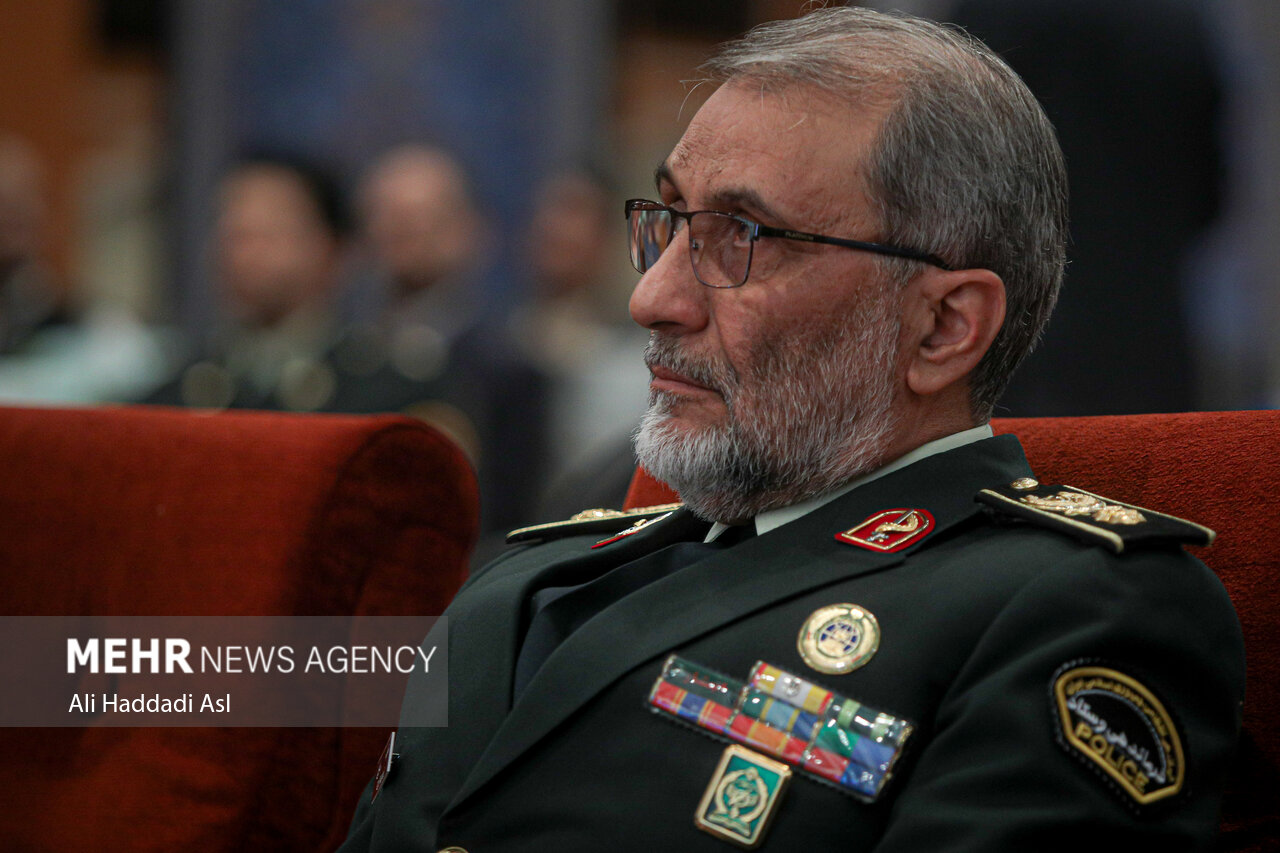 پلیس باید در برابر دشمن مقتدر و در برابر مردم مهربان باشد پلیس باید در برابر دشمن مقتدر و در برابر مردم مهربان باشد