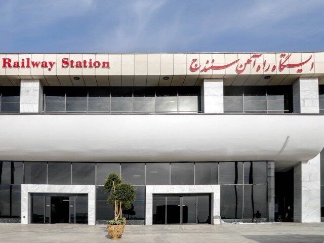 گامی بلند برای توسعه کردستان/ قطار بعد از ۱۸ سال به سنندج میرسد