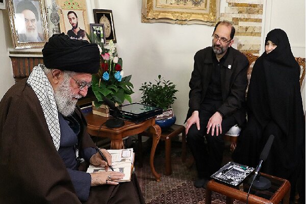 ماجرای بوسه رهبر انقلاب بر لباس خادمی شهید حدادیان