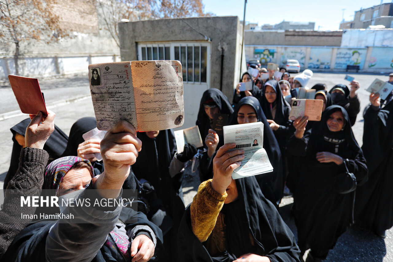 حضور رای اولیها در کنار پیشگامان انقلاب در میدان تاریخی امام(ره)