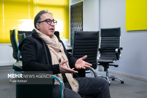 خنداندن و شادبودن مردم عیب نیست/ باید میزهای مدیران سر و ته شود!