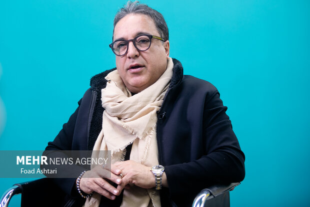 خنداندن و شادبودن مردم عیب نیست/ باید میزهای مدیران سر و ته شود!