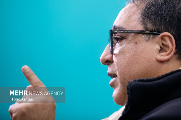 خنداندن و شادبودن مردم عیب نیست/ باید میزهای مدیران سر و ته شود!