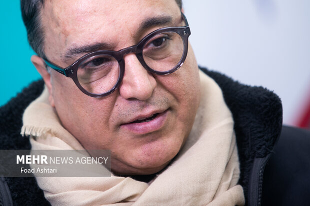 خنداندن و شادبودن مردم عیب نیست/ باید میزهای مدیران سر و ته شود!