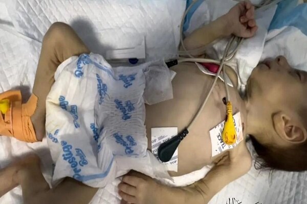 نوزاد شیرخواره غزهای که با مرگ دست و پنجه نرم میکند+تصاویر