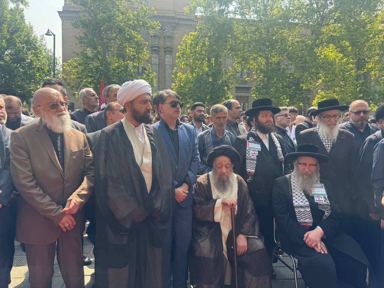 وداع با شهید «امیرعبداللهیان»/ سردار دیپلماسی ایران روی دست مردم