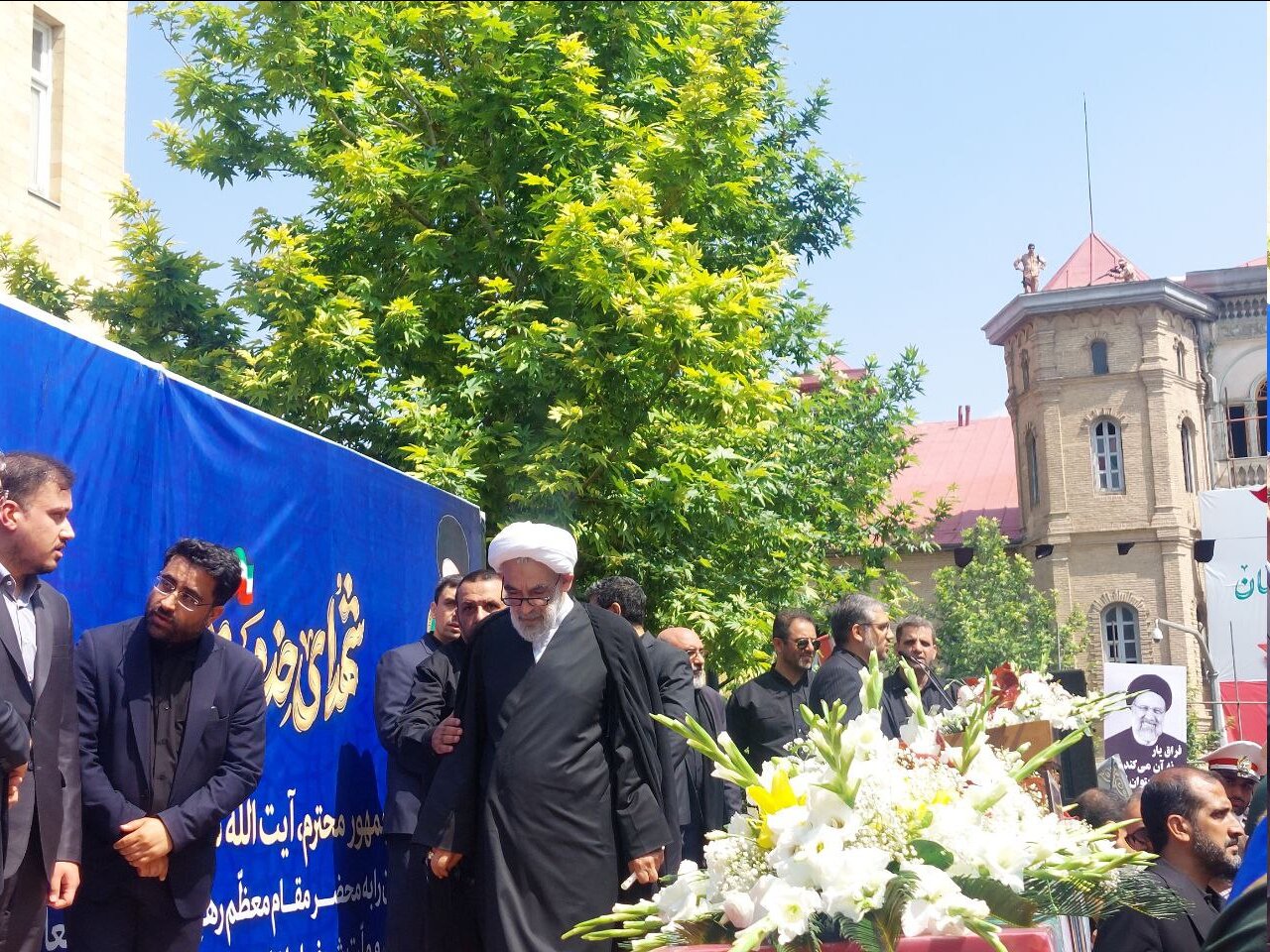 وداع باشکوه با شهید «امیرعبداللهیان»/ سردار دیپلماسی روی دست مردم