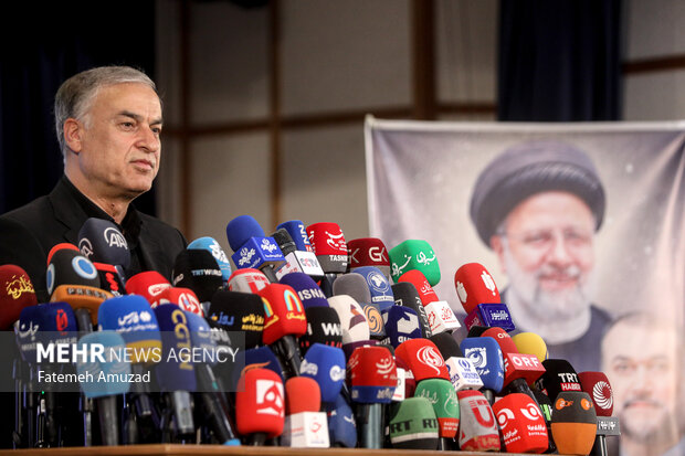 همتی و لاریجانی ثبتنام کردند/ داوطلبان انتخابات ۹ نفر شدند