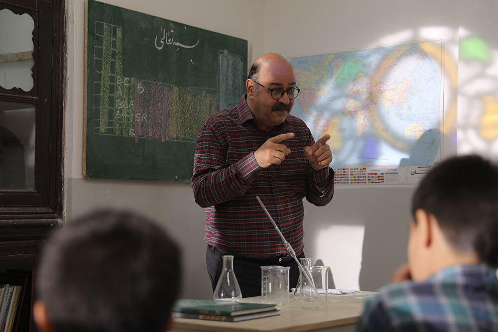 خوشحالم با کمدی میخندانیم/ معلم یزدی مخالف مدرسه غیرانتفاعی