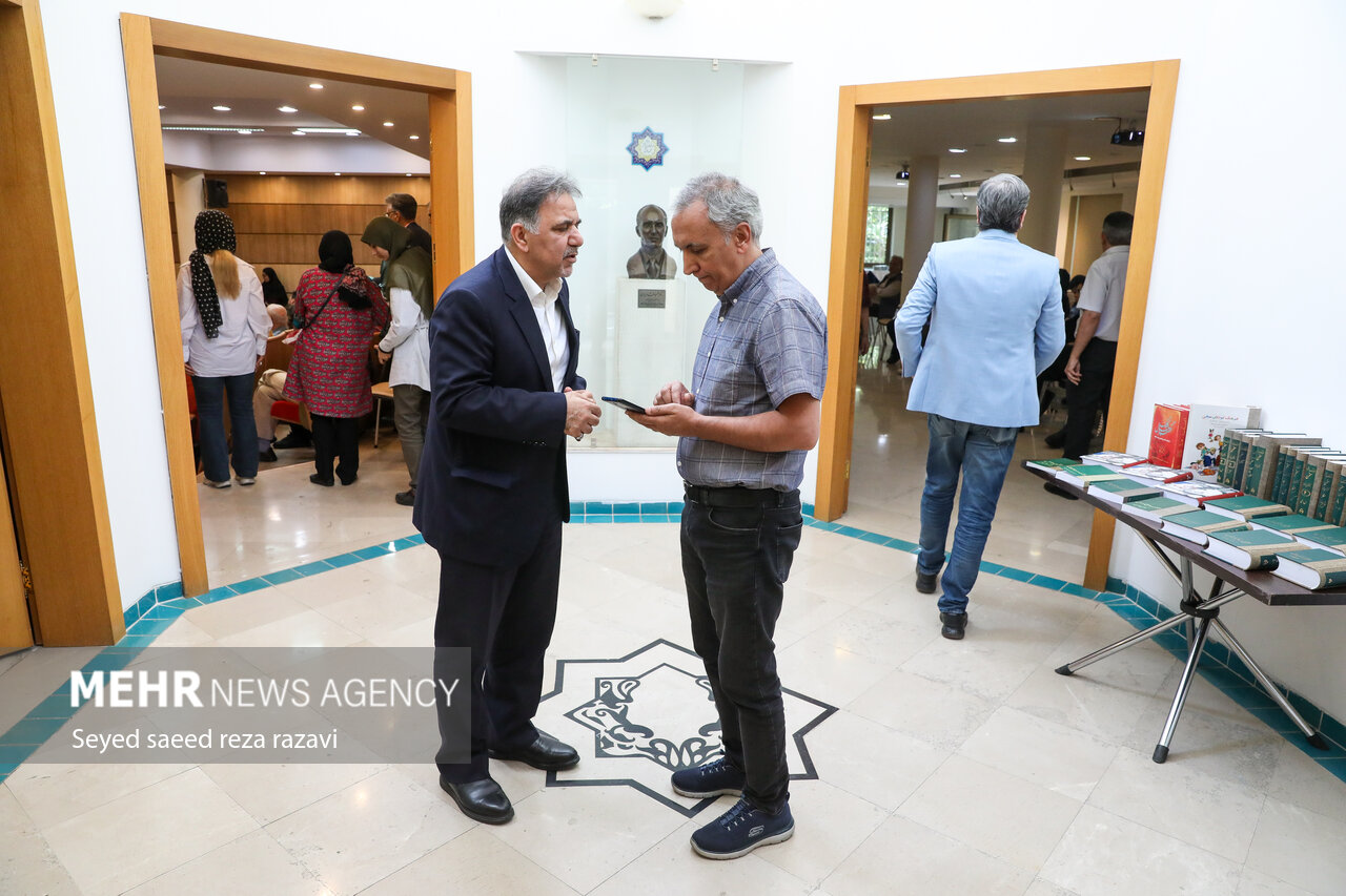 مراسم گرامیداشت دکتر حسن انوری مراسم گرامیداشت دکتر حسن انوری