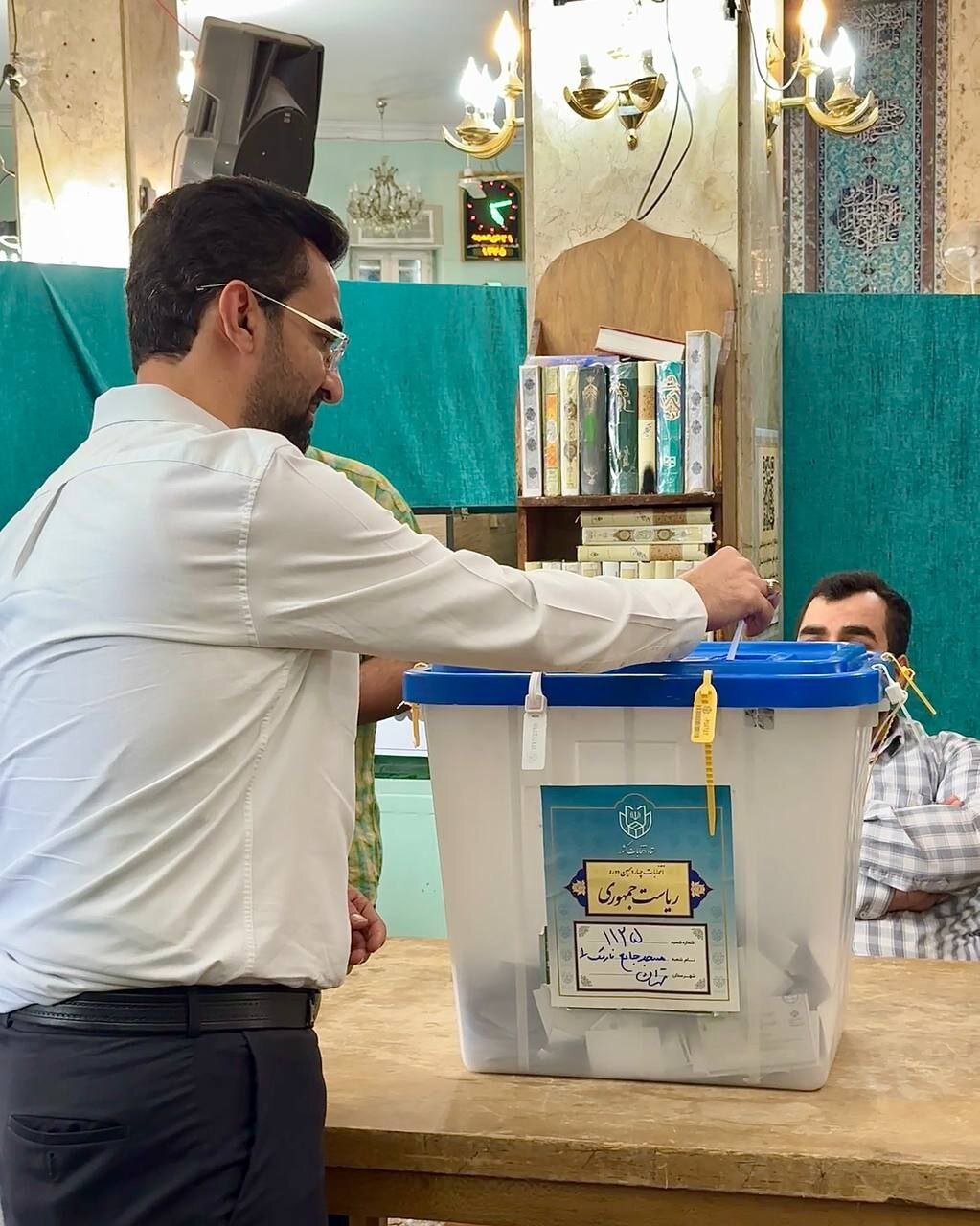 آذری جهرمی رای خود را به صندوق انداخت