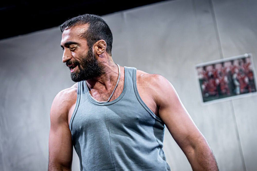 در «خاک سفید» چه میگذرد؟/ نمایشی که شبیه یک فیلم سینمایی است