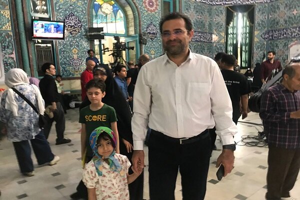 حسینه ارشاد و حضور خانوادهها از لحظات آغاز رای گیری