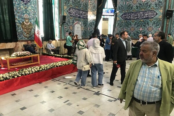 حسینه ارشاد و حضور خانوادهها از لحظات آغاز رای گیری