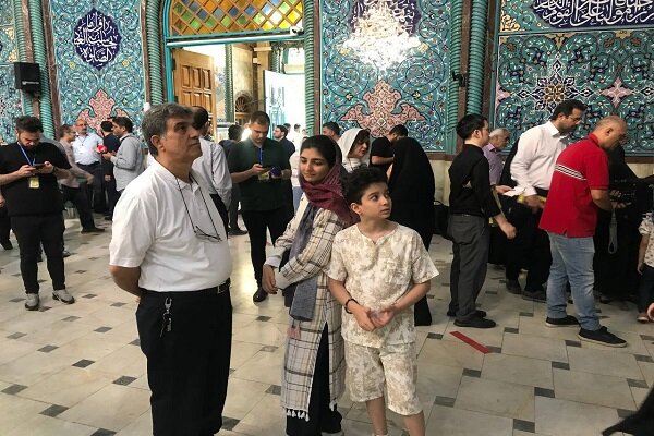 حسینه ارشاد و حضور خانوادهها از لحظات آغاز رای گیری