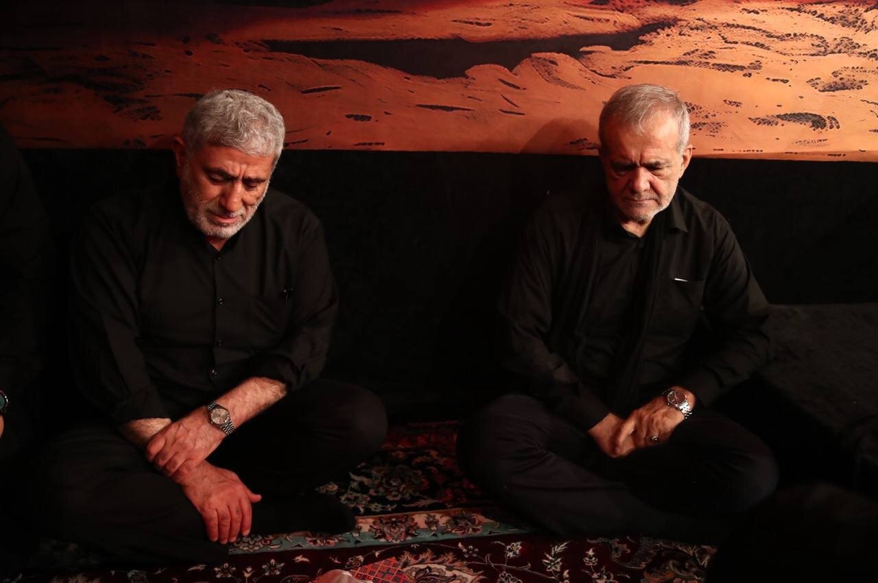 پرچم گنبد حرم امام حسین (ع) به پزشکیان اهدا شد