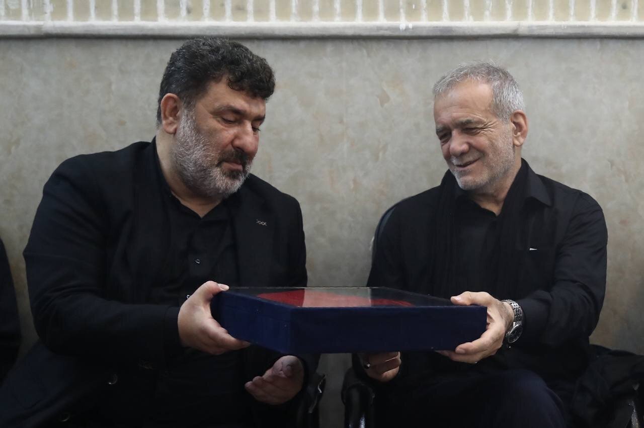 پرچم گنبد حرم امام حسین (ع) به پزشکیان اهدا شد