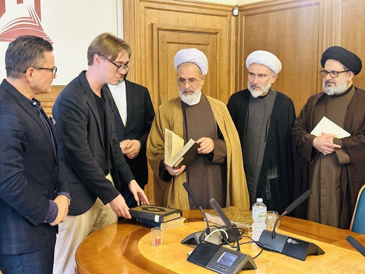 بازدید آیت الله اعرافی از کتابخانه دولتی روسیه