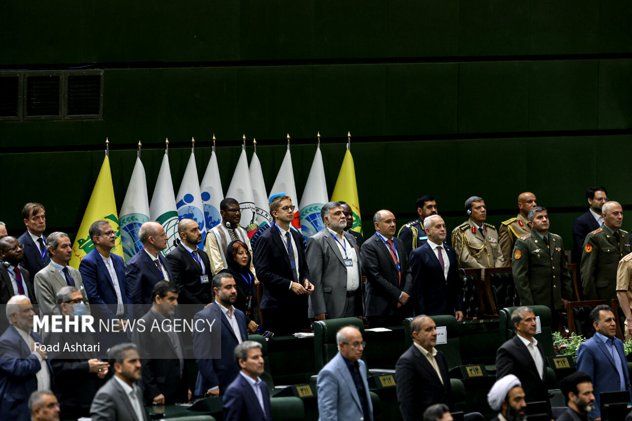 تشویق پیاپی پزشکیان/طنین بانگ مرگ بر آمریکا و اسرائیل در بهارستان