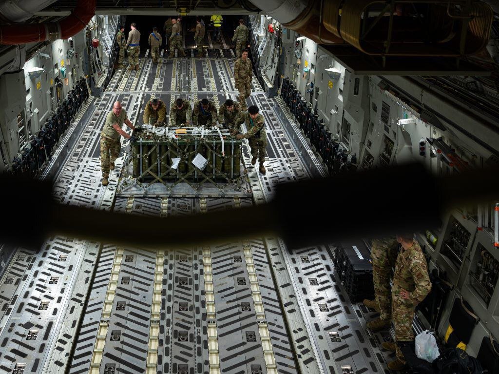 هواپیمای حامل کمکهای تسلیحاتی جدید آمریکا درتلآویو به زمین نشست