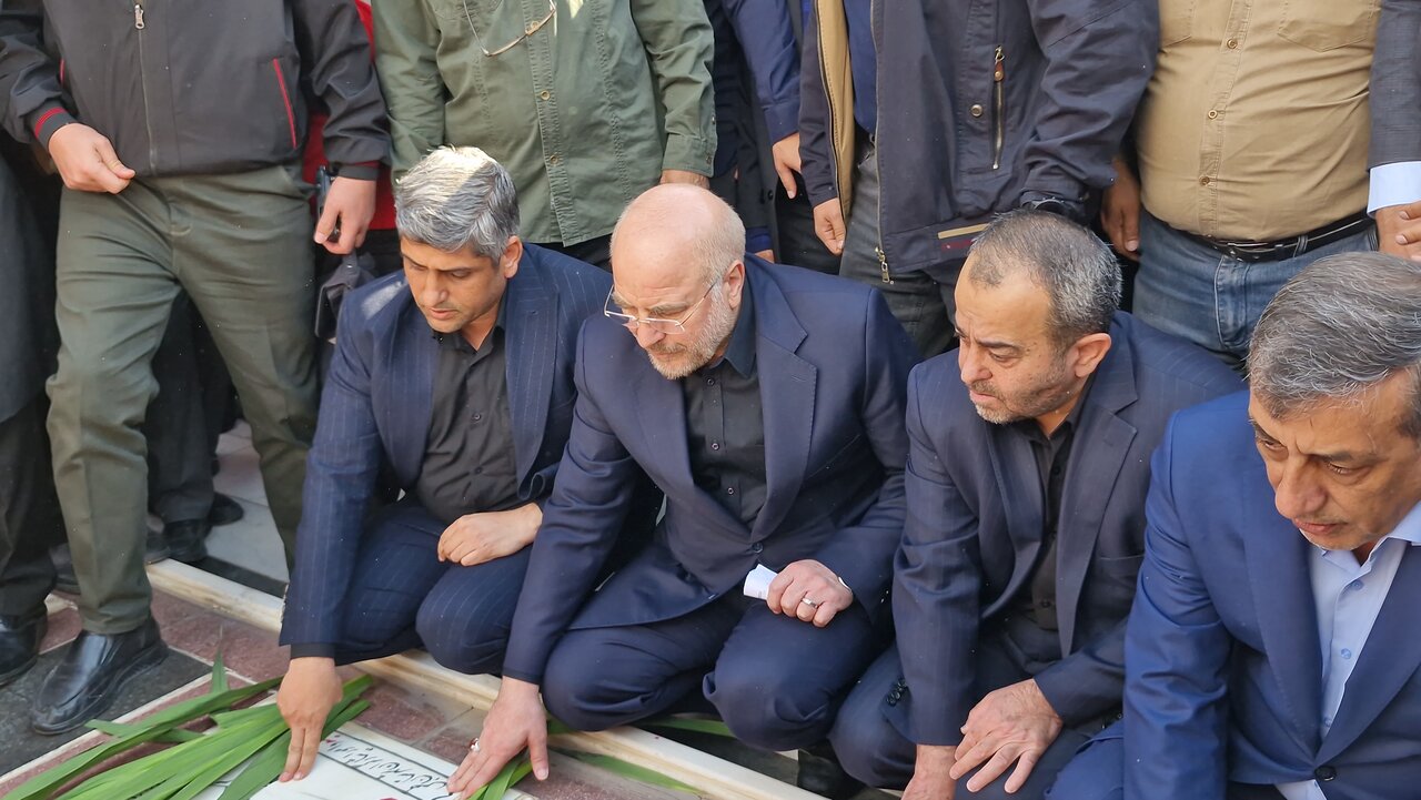 حضور قالیباف و جمعی از مسئولین بر مزار جانباختگان حادثه معدن طبس حضور قالیباف و جمعی از مسئولین بر مزار جانباختگان حادثه معدن طبس
