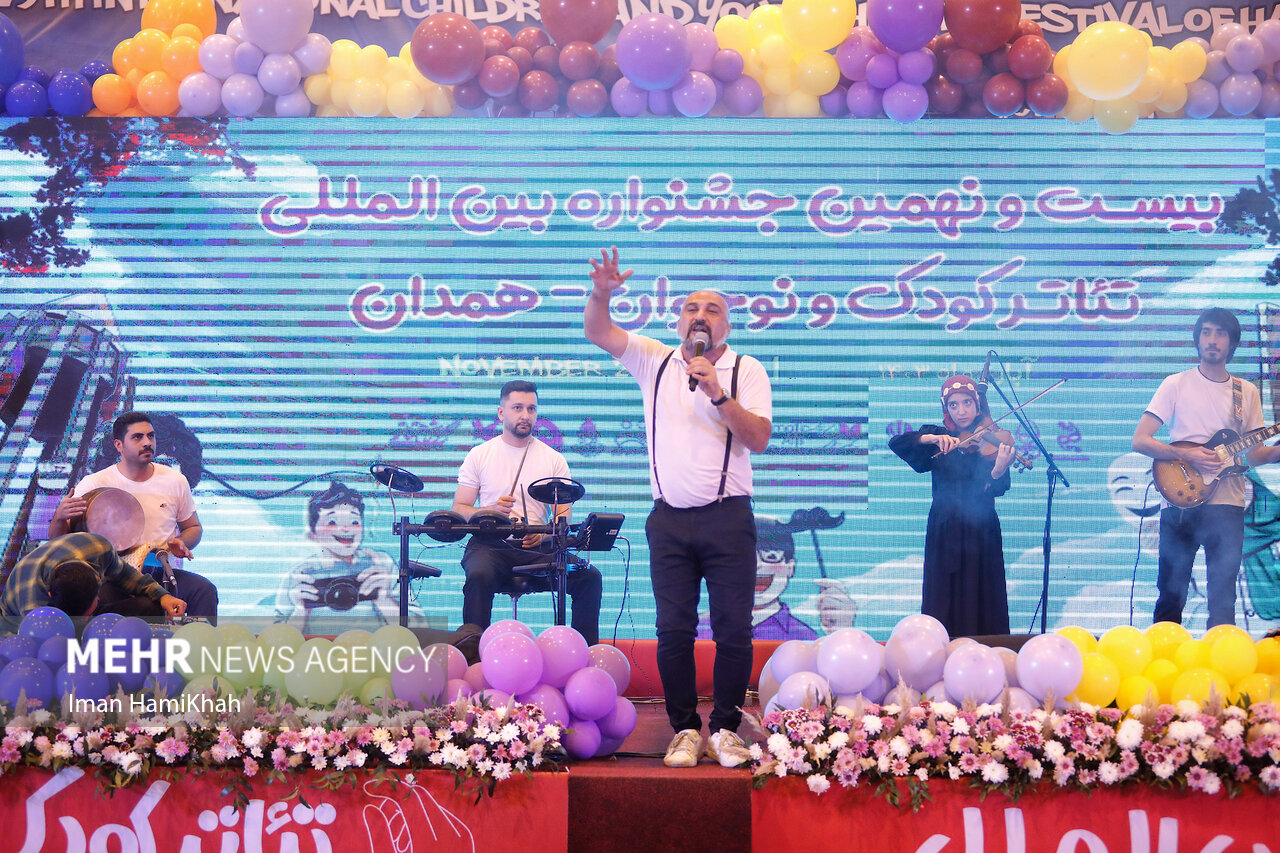 چراغ بیستونهمین جشنواره بینالمللی تئاتر کودکونوجوان روشن شد چراغ بیستونهمین جشنواره بینالمللی تئاتر کودکونوجوان روشن شد
