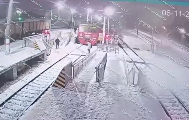 حادثه عجیب در متروی مسکو/ دختر جوان جان سالم به در برد حادثه عجیب در متروی مسکو/ دختر جوان جان سالم به در برد