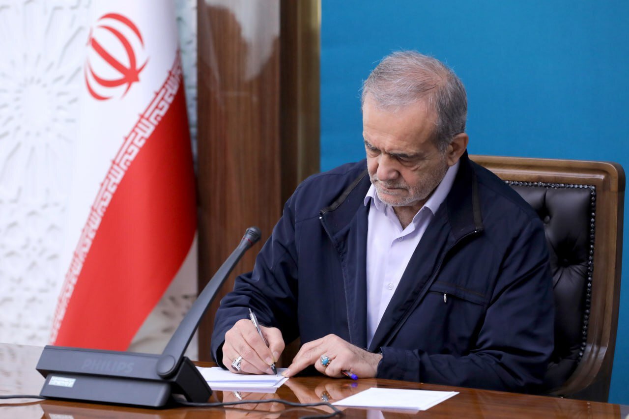 تسلیت پزشکیان در پی درگذشت مادر شهیدان معینی نجف آبادی تسلیت پزشکیان در پی درگذشت مادر شهیدان معینی نجف آبادی