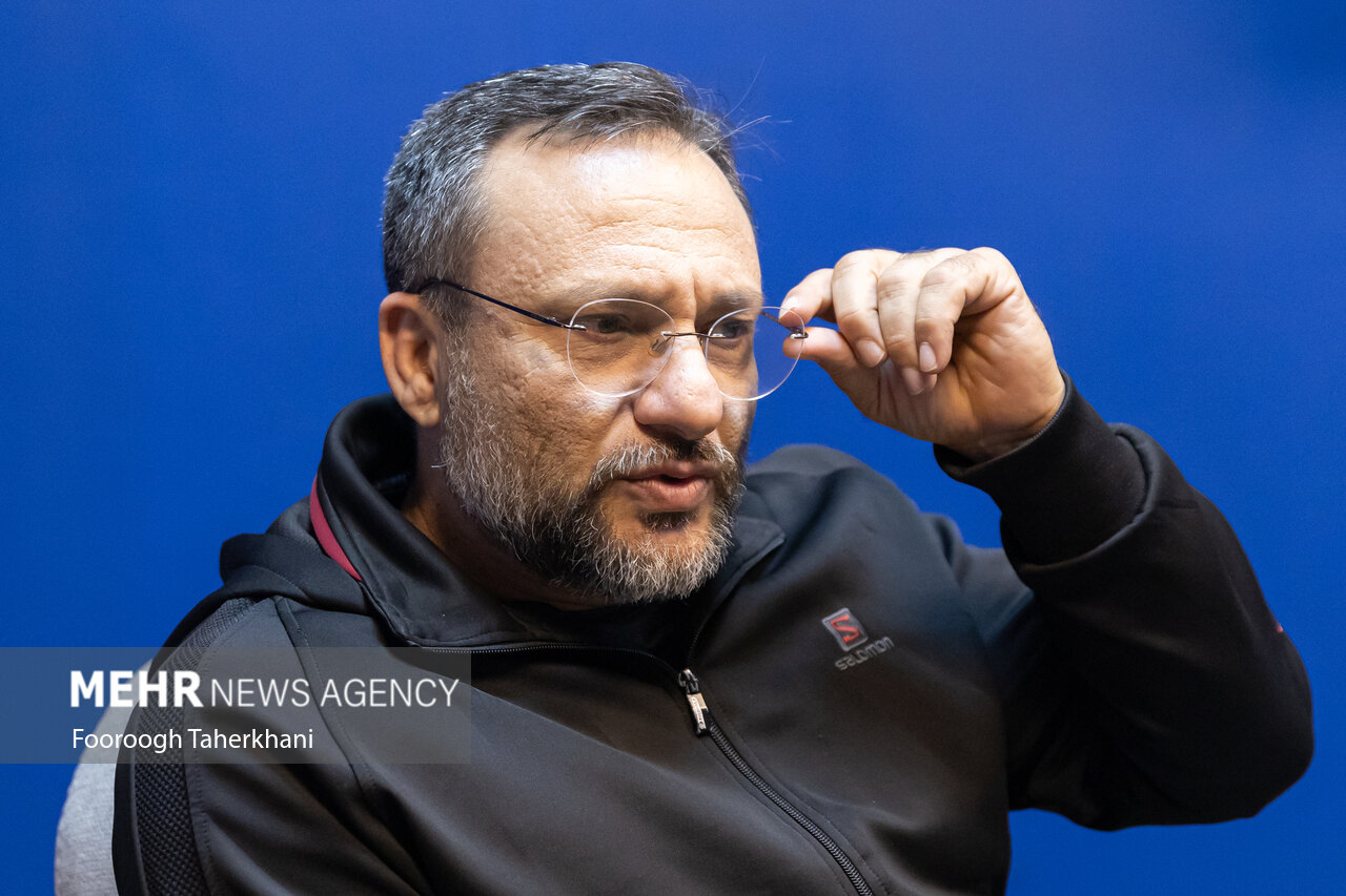 شاعری که نگهبان بانک است/بیپولی بود که شاعر شدم!