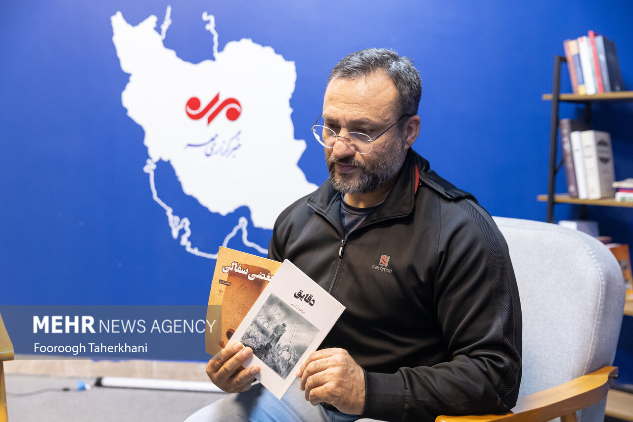 شاعری که نگهبان بانک است/بیپولی بود که شاعر شدم!