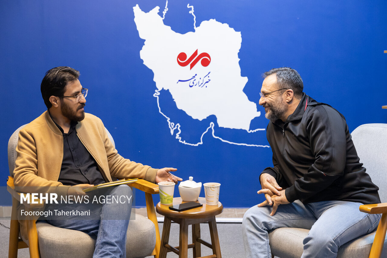 شاعری که نگهبان بانک است/بیپولی بود که شاعر شدم!