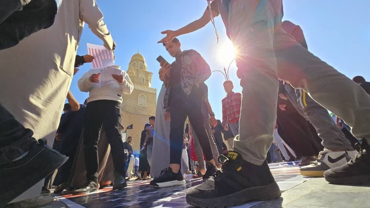 مردم کوفه پرچمهای آمریکا، انگلیس و «اسرائیل» را آتش زدند+ عکس