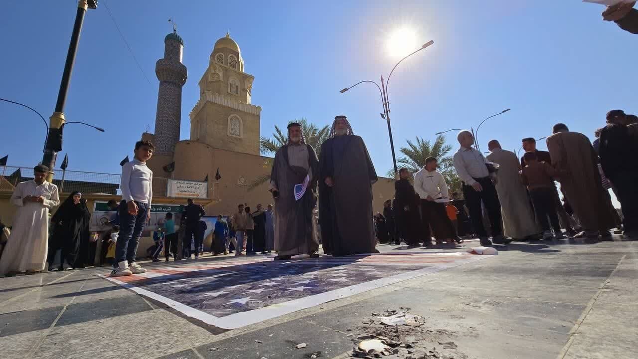 مردم کوفه پرچمهای آمریکا، انگلیس و «اسرائیل» را آتش زدند+ عکس