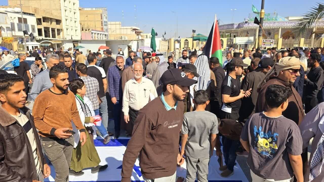 مردم کوفه پرچمهای آمریکا، انگلیس و «اسرائیل» را آتش زدند+ عکس