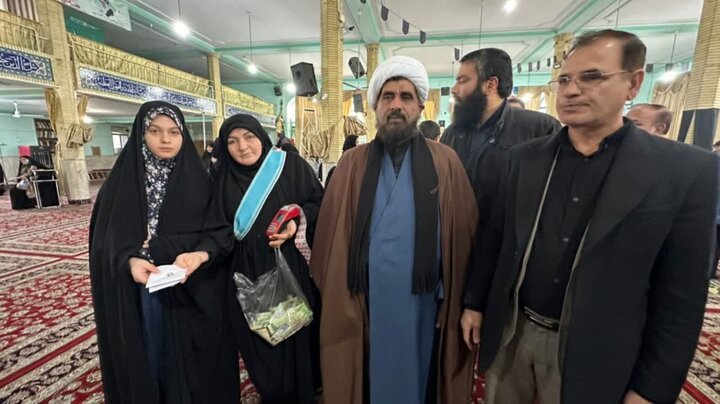 یک جفت گوشواره طلا توسط دانشآموز چنارانی به جبهه مقاومت اهدا شد یک جفت گوشواره طلا توسط دانشآموز چنارانی به جبهه مقاومت اهدا شد