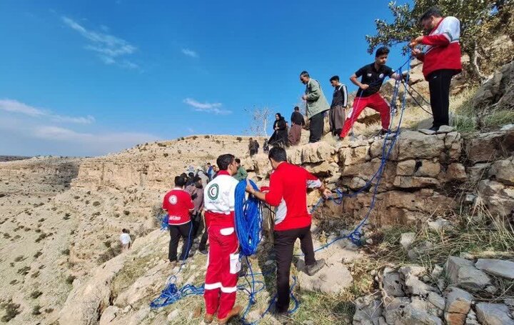 نجات فرد گرفتار شده در دیواره ارتفاعات سرپلذهاب توسط هلال احمر نجات فرد گرفتار شده در دیواره ارتفاعات سرپلذهاب توسط هلال احمر