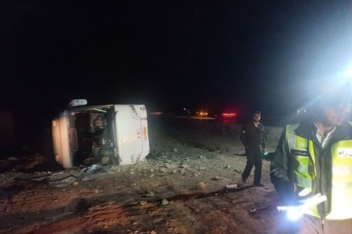 عدم توجه به جلو و خواب آلودگی راننده اتوبوس ۳مصدوم برجا گذاشت عدم توجه به جلو و خواب آلودگی راننده اتوبوس ۳مصدوم برجا گذاشت