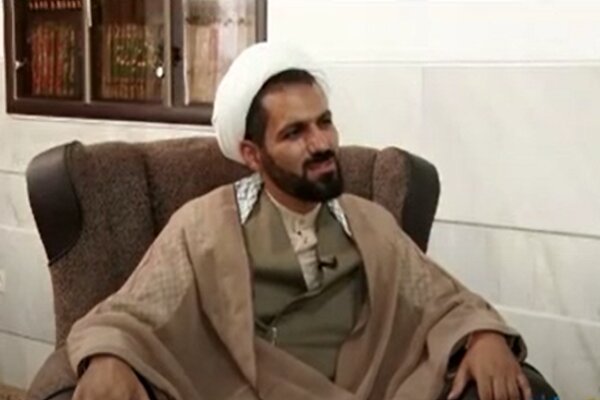 روحانی که با فوتبال، عشق و خدمت را به هم پیوند میدهد روحانی که با فوتبال، عشق و خدمت را به هم پیوند میدهد