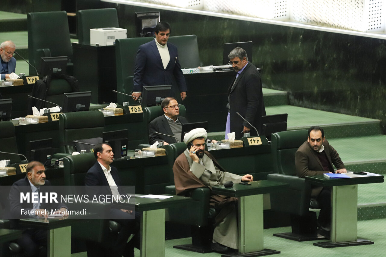 رشد اقتصادی در شش ماهه نخست امسال منفی بوده است رشد اقتصادی در شش ماهه نخست امسال منفی بوده است