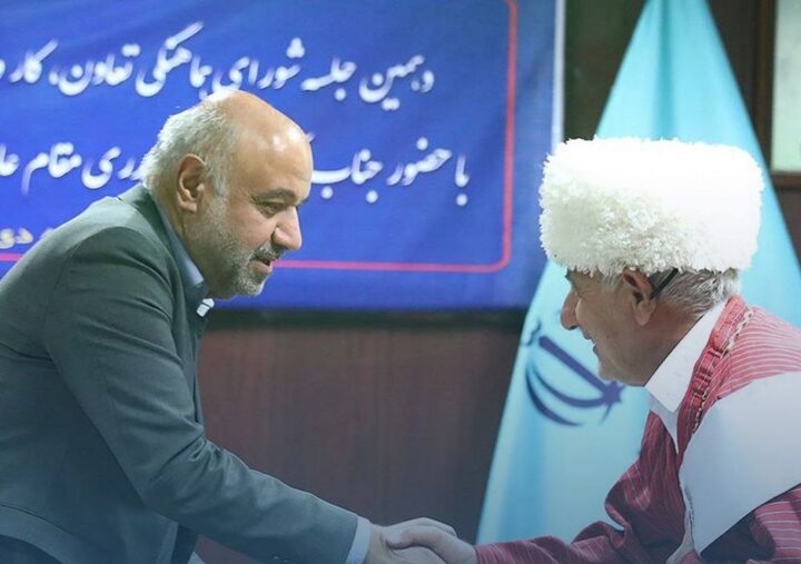سه مستمری بگیر روستایی حکم خود را از وزیر کار گرفتند سه مستمری بگیر روستایی حکم خود را از وزیر کار گرفتند