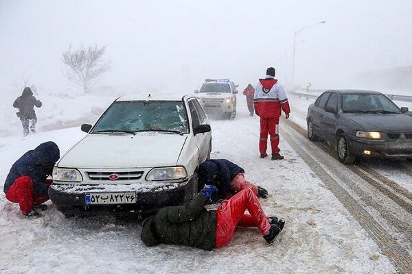 ارائه خدمات امدادی هلال احمر در ۲۱ استان به دلیل بارش برف و باران ارائه خدمات امدادی هلال احمر در ۲۱ استان به دلیل بارش برف و باران