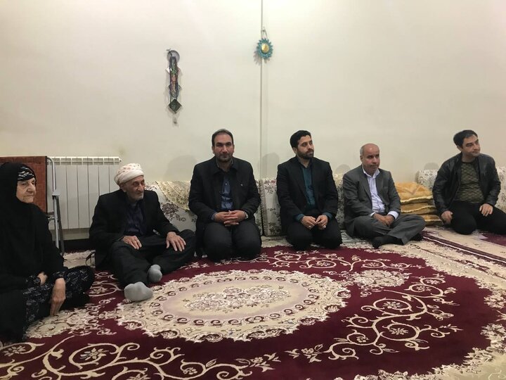 پدران معظم شهدا اسوههای ایثار و الگوی معنویت در جامعه هستند پدران معظم شهدا اسوههای ایثار و الگوی معنویت در جامعه هستند