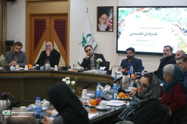 مدیرعامل کانون پرورش فکری با استادان تجسمی دیدار کرد مدیرعامل کانون پرورش فکری با استادان تجسمی دیدار کرد