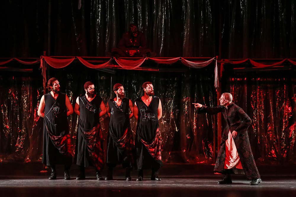 «الف غین میم یا همه چشمها برای او»؛ بازخوانی جسورانه تاریخ که خنده را بر لب مخاطب میخشکاند