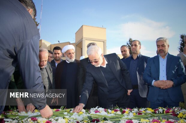 وزیر کشور به شهدای استان سمنان ادای احترام کرد وزیر کشور به شهدای استان سمنان ادای احترام کرد