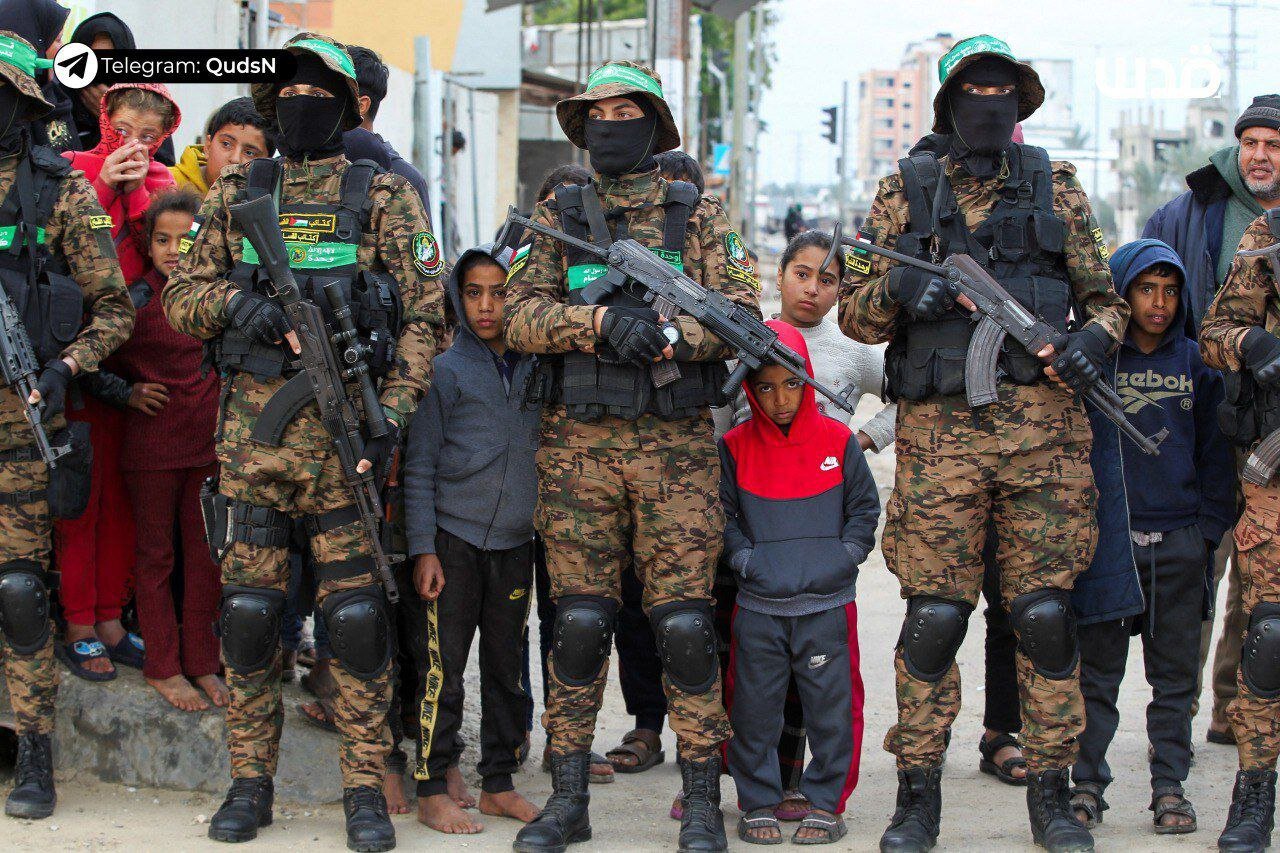 نیروهای قسام با لباسها و تجهیزات نظامی توجه رسانهها را به خود جلب کردند+ تصاویر