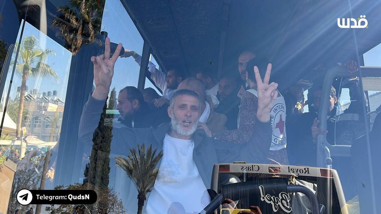 ورود اتوبوسهای حامل اسرای فلسطینی به نوار غزه