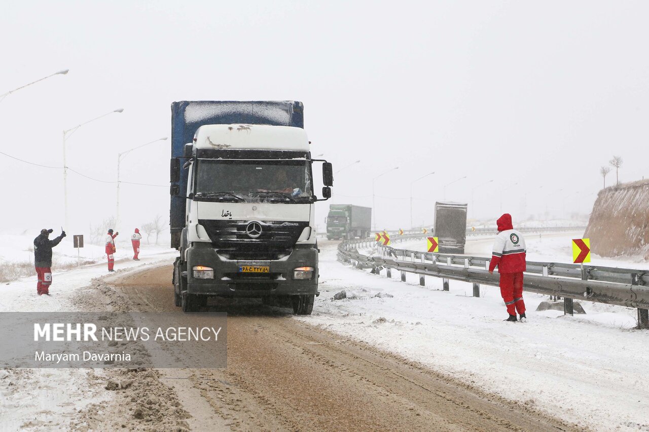 استقرار راهداران در محورهای برفگیر استقرار راهداران در محورهای برفگیر