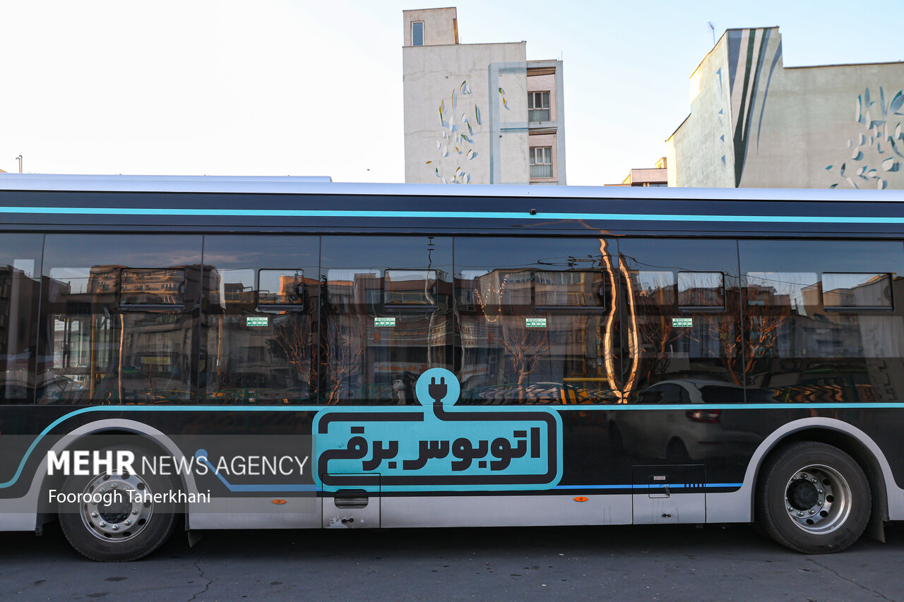 کشتی حامل ۵۰ اتوبوس برقی به بندرعباس رسید کشتی حامل ۵۰ اتوبوس برقی به بندرعباس رسید